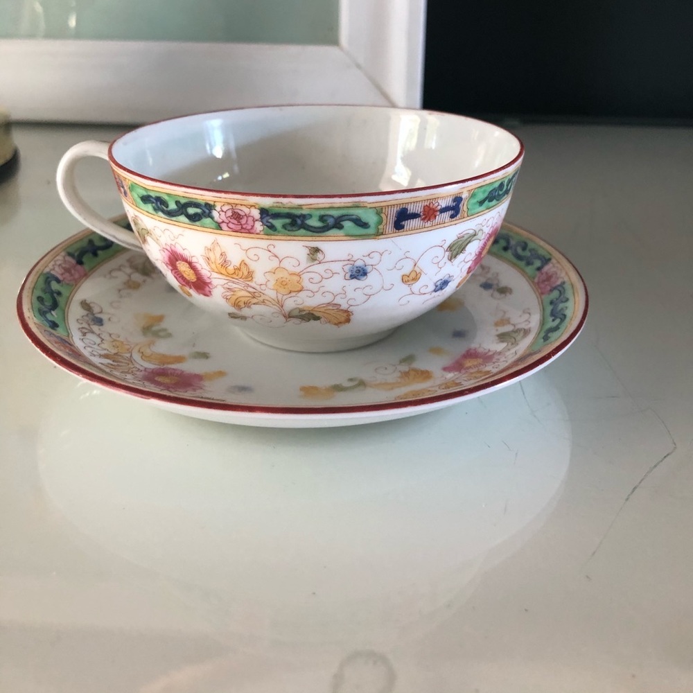 Beautiful teacup w/ saucer. Vintage! - Picture 1 of 5